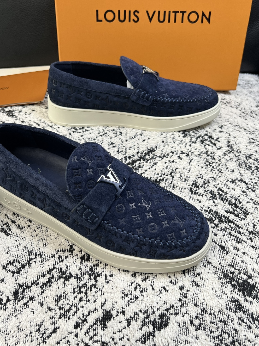Lv  高品质  顶级工艺品  路易威登，运动板鞋专柜同步，鞋面意大利进口，高品质拼接缤纷色彩复杂工艺品，进口牛皮里垫柔