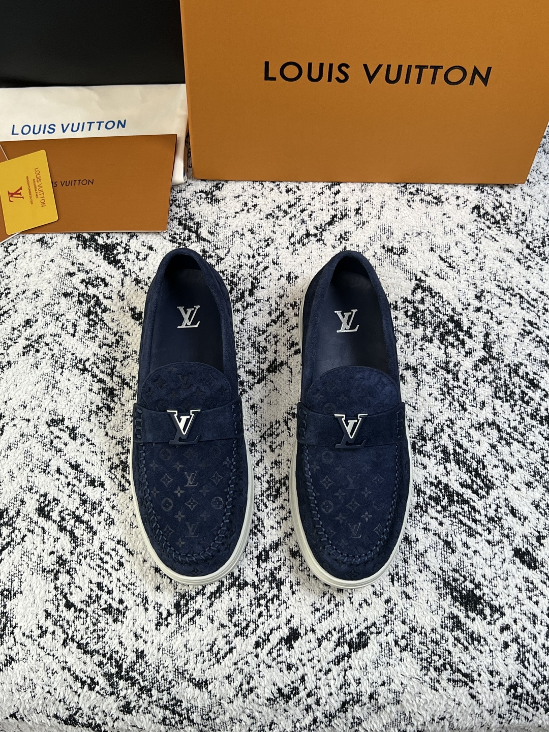 Lv  高品质  顶级工艺品  路易威登，运动板鞋专柜同步，鞋面意大利进口，高品质拼接缤纷色彩复杂工艺品，进口牛皮里垫柔