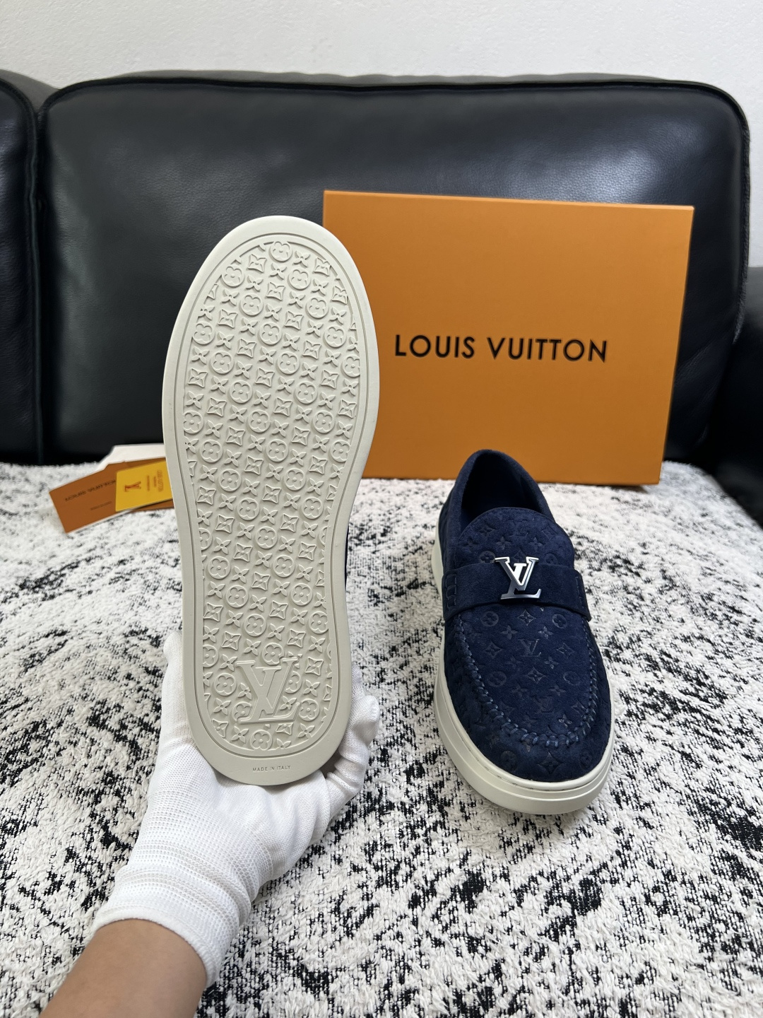 Lv  高品质  顶级工艺品  路易威登，运动板鞋专柜同步，鞋面意大利进口，高品质拼接缤纷色彩复杂工艺品，进口牛皮里垫柔