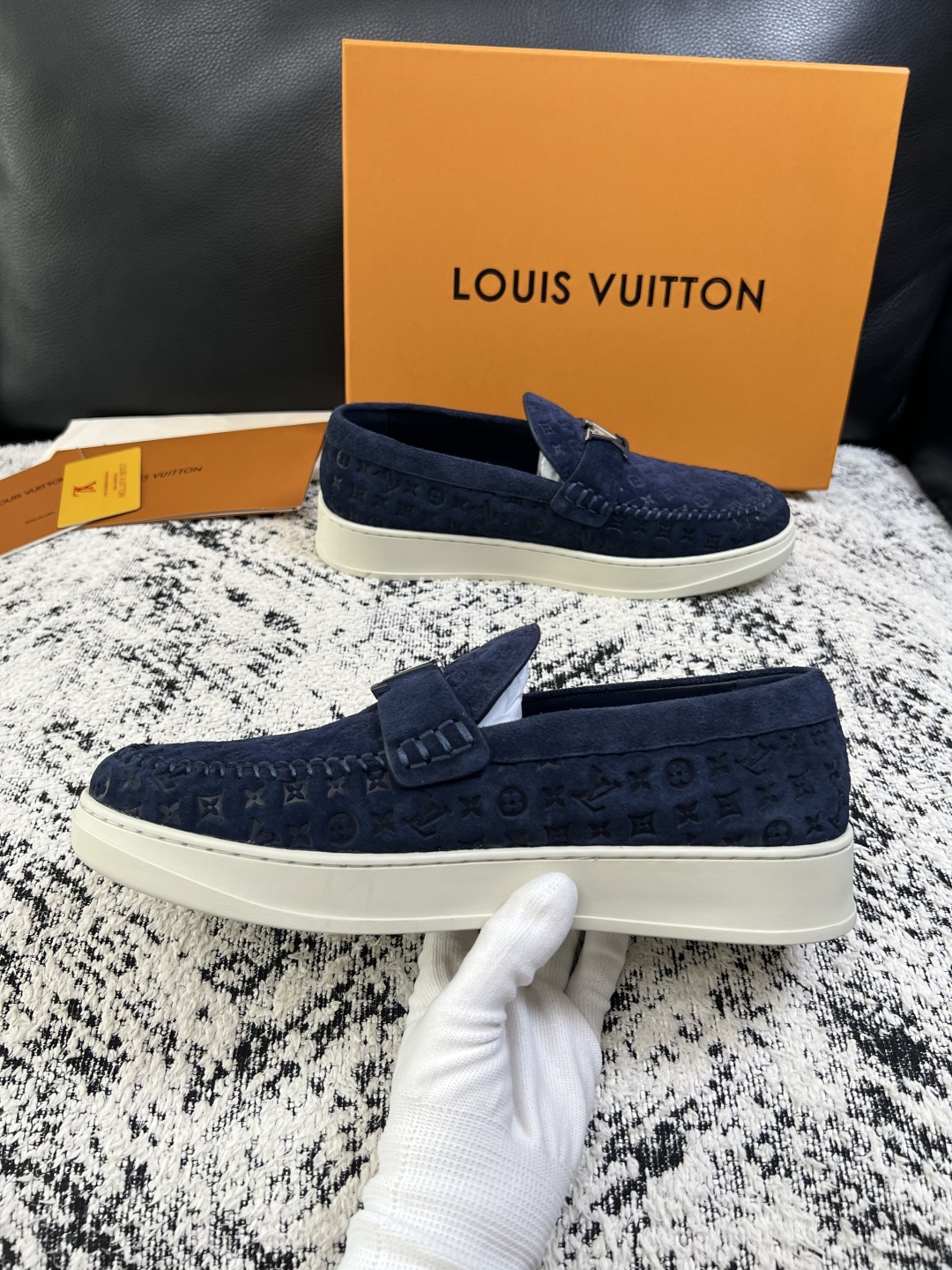 Lv  高品质  顶级工艺品  路易威登，运动板鞋专柜同步，鞋面意大利进口，高品质拼接缤纷色彩复杂工艺品，进口牛皮里垫柔