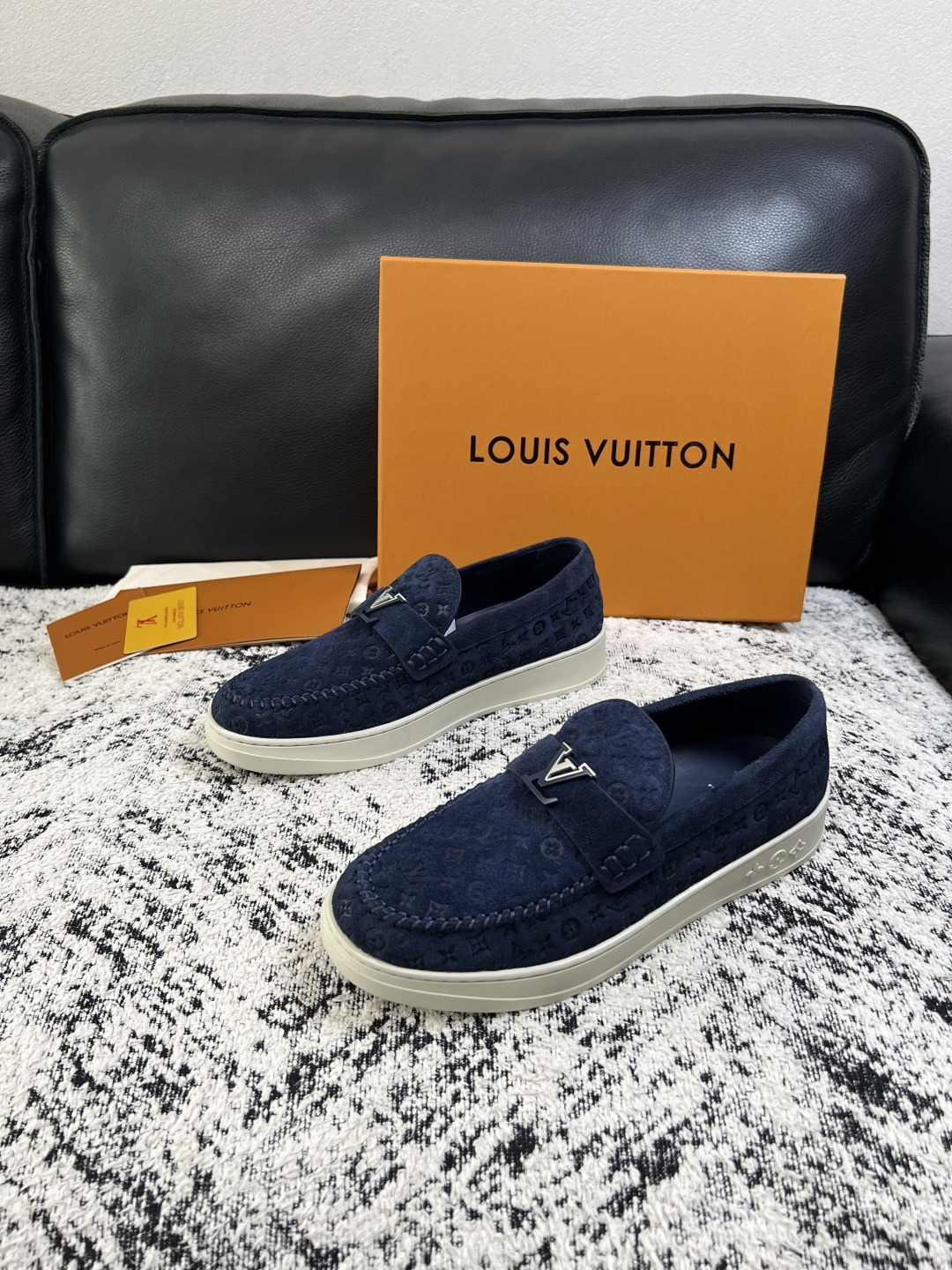 Lv  高品质  顶级工艺品  路易威登，运动板鞋专柜同步，鞋面意大利进口，高品质拼接缤纷色彩复杂工艺品，进口牛皮里垫柔