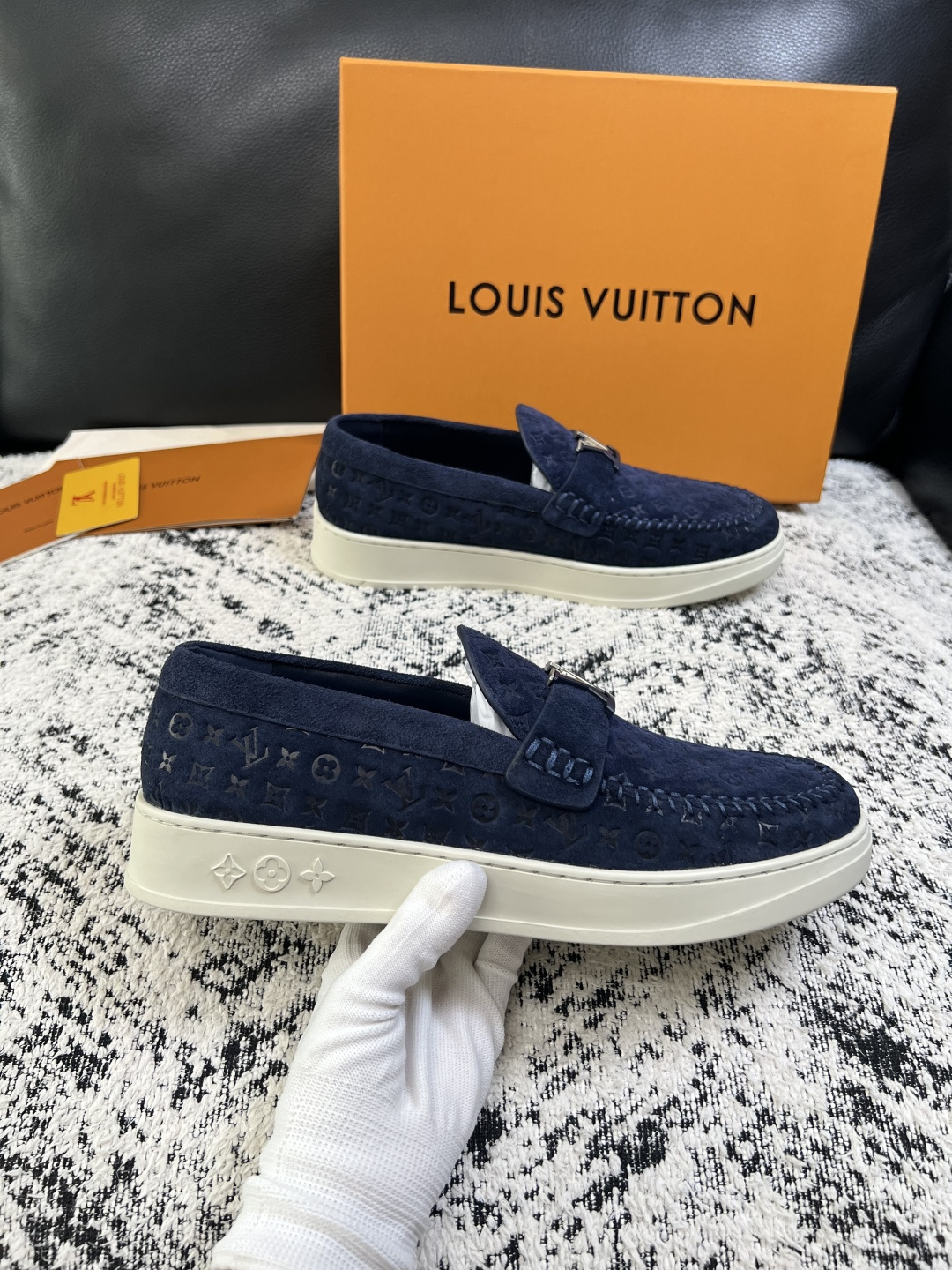 Lv  高品质  顶级工艺品  路易威登，运动板鞋专柜同步，鞋面意大利进口，高品质拼接缤纷色彩复杂工艺品，进口牛皮里垫柔