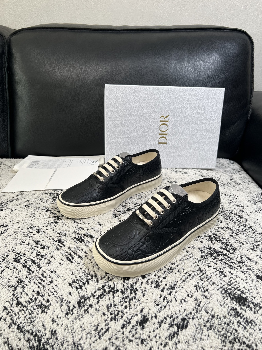 Dior 高品质  顶级工艺品 迪奥  专柜同步 原厂配置，意大利进口原版牛皮面料，透气舒适进口水染牛里垫，鞋底：原厂特