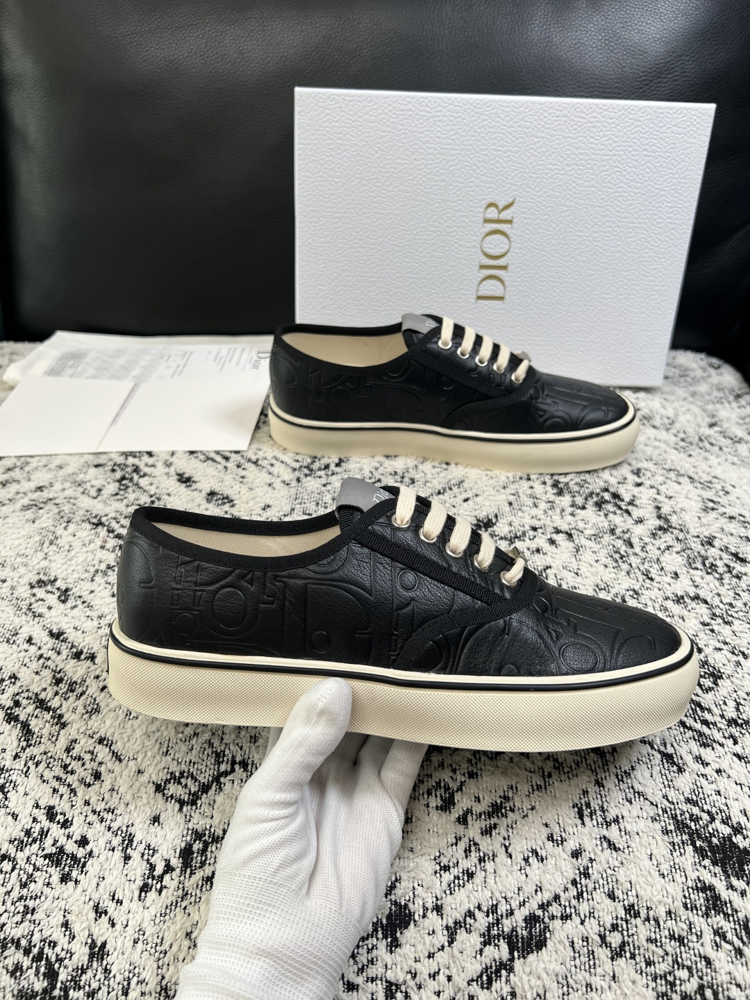 Dior 高品质  顶级工艺品 迪奥  专柜同步 原厂配置，意大利进口原版牛皮面料，透气舒适进口水染牛里垫，鞋底：原厂特