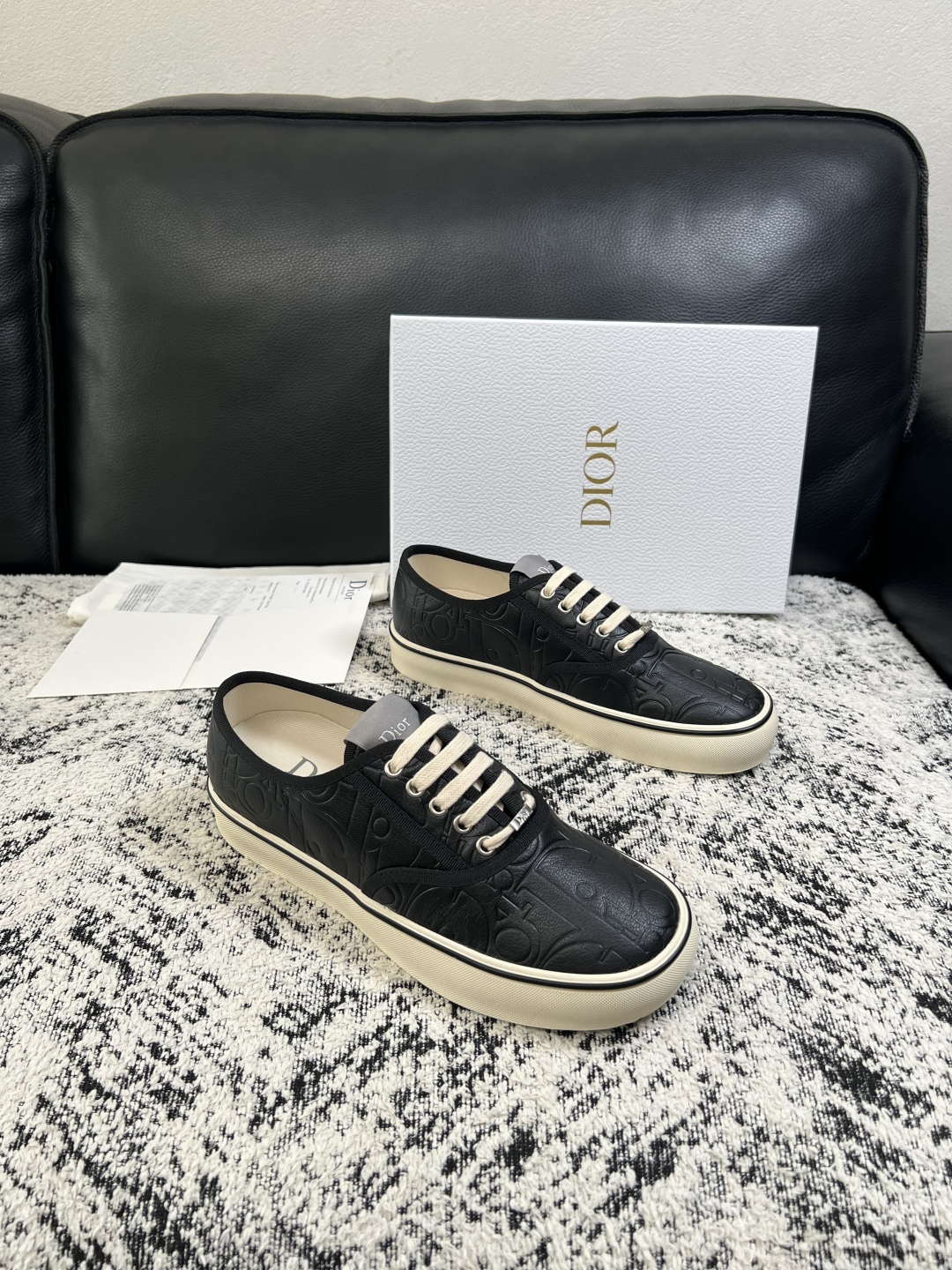 Dior 高品质  顶级工艺品 迪奥  专柜同步 原厂配置，意大利进口原版牛皮面料，透气舒适进口水染牛里垫，鞋底：原厂特