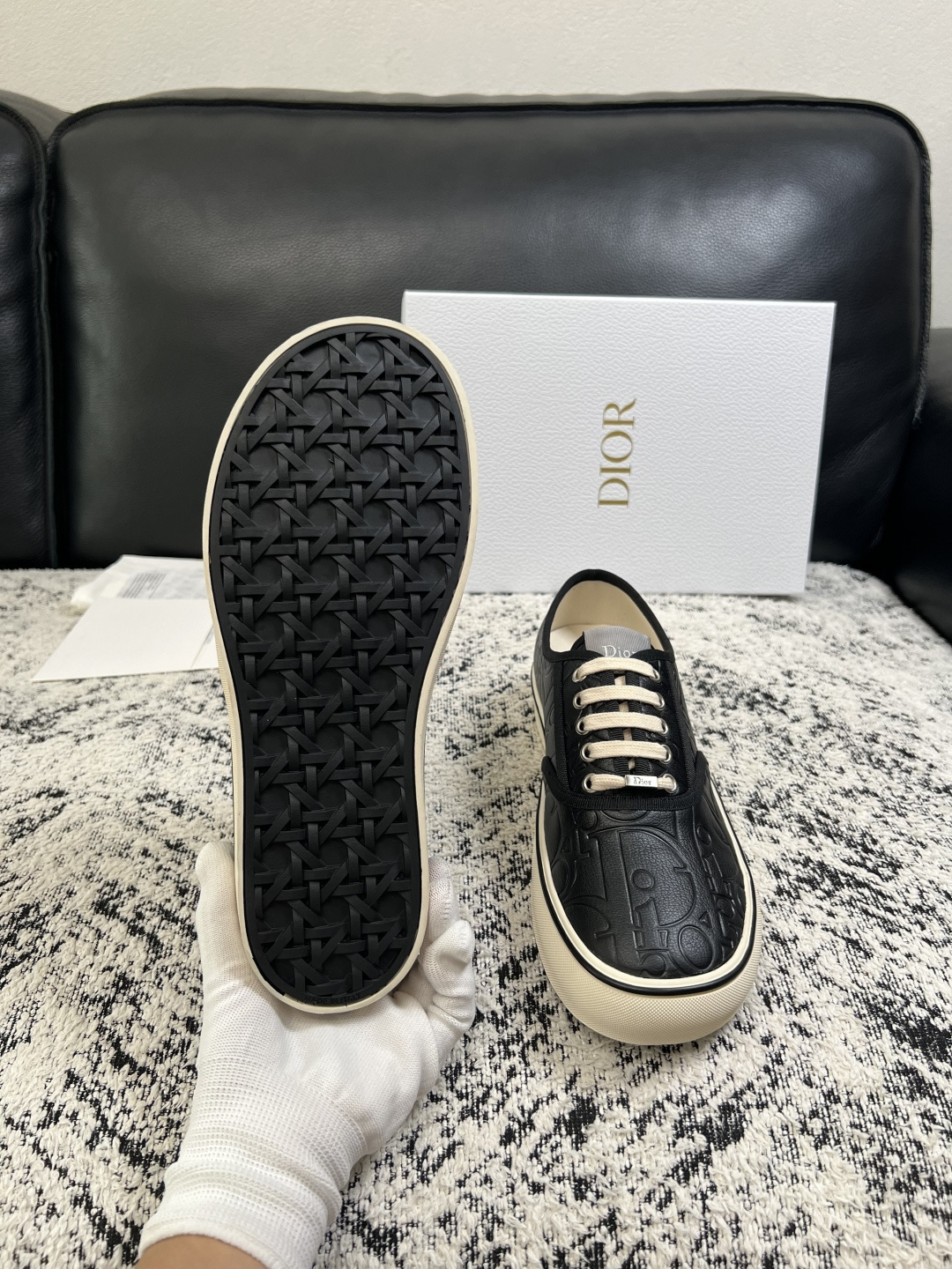 Dior 高品质  顶级工艺品 迪奥  专柜同步 原厂配置，意大利进口原版牛皮面料，透气舒适进口水染牛里垫，鞋底：原厂特