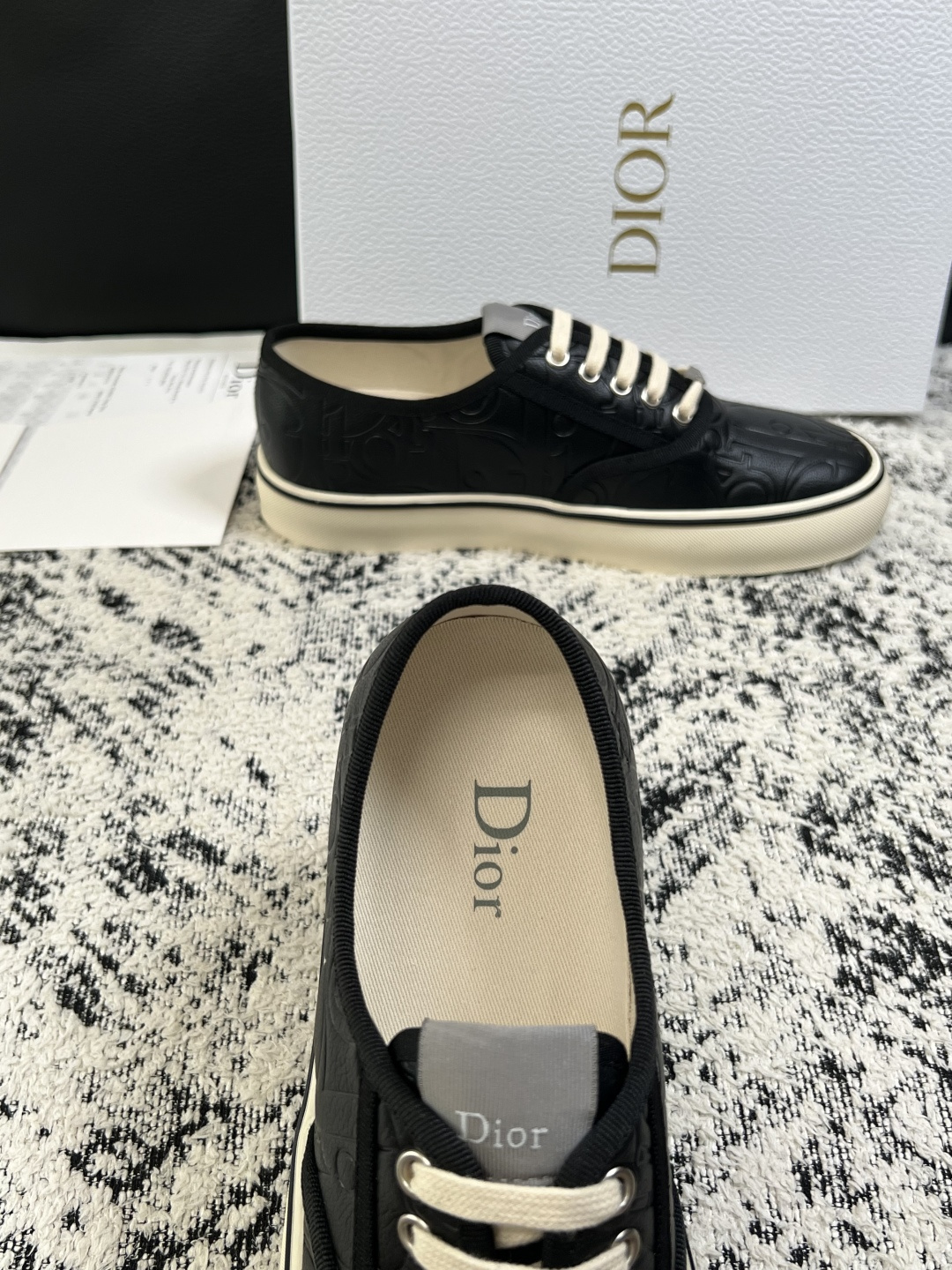 Dior 高品质  顶级工艺品 迪奥  专柜同步 原厂配置，意大利进口原版牛皮面料，透气舒适进口水染牛里垫，鞋底：原厂特