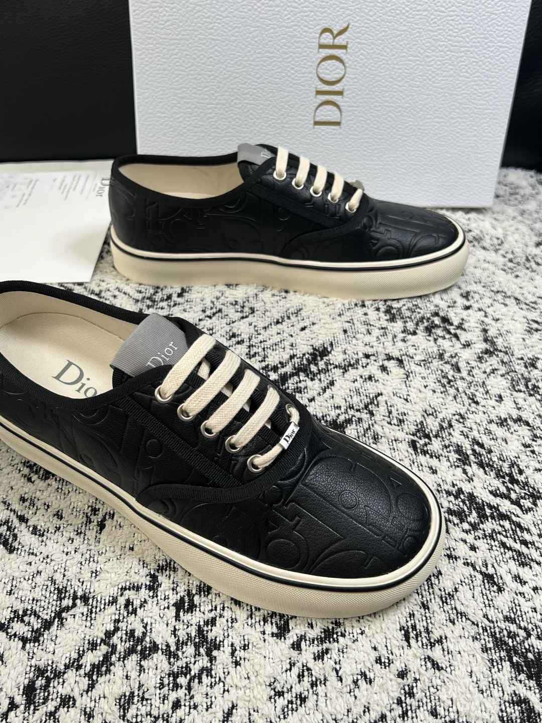 Dior 高品质  顶级工艺品 迪奥  专柜同步 原厂配置，意大利进口原版牛皮面料，透气舒适进口水染牛里垫，鞋底：原厂特