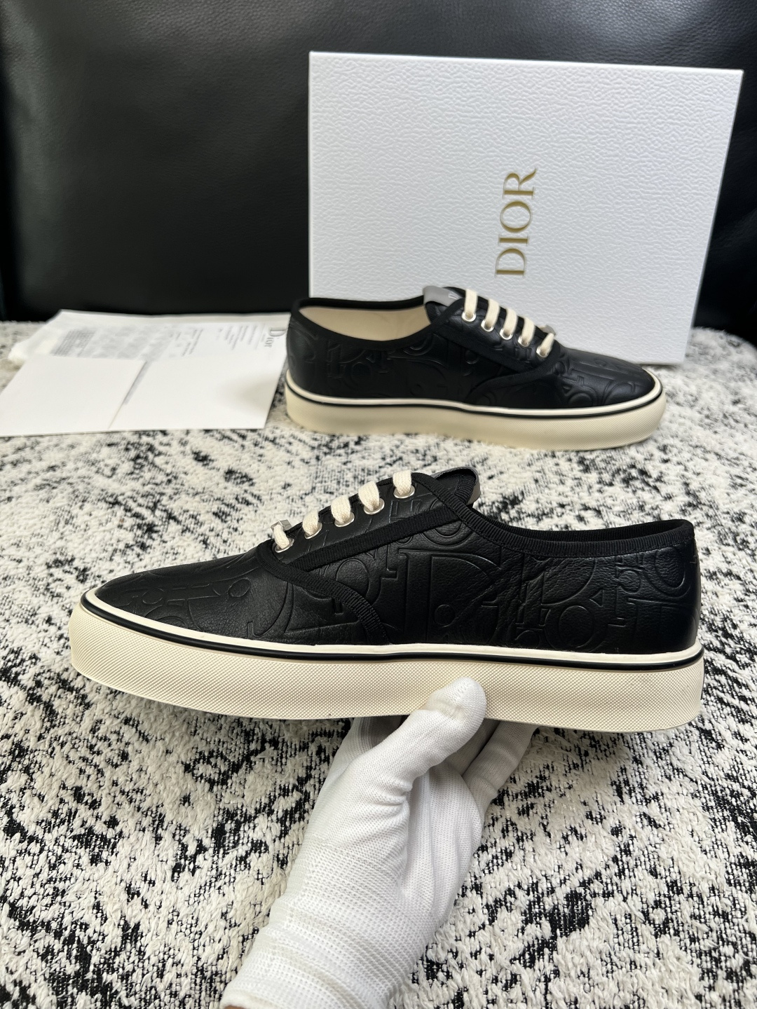 Dior 高品质  顶级工艺品 迪奥  专柜同步 原厂配置，意大利进口原版牛皮面料，透气舒适进口水染牛里垫，鞋底：原厂特