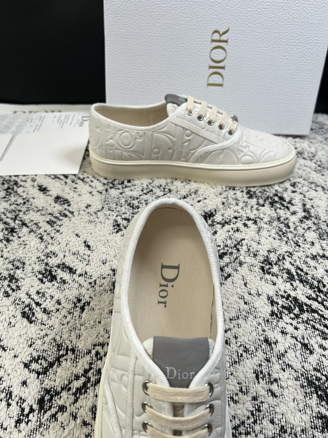 Dior 高品质  顶级工艺品 迪奥  专柜同步 原厂配置，意大利进口原版牛皮面料，透气舒适进口水染牛里垫，鞋底：原厂特