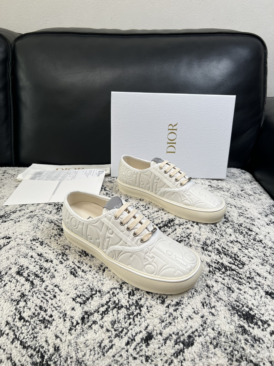 Dior 高品质  顶级工艺品 迪奥  专柜同步 原厂配置，意大利进口原版牛皮面料，透气舒适进口水染牛里垫，鞋底：原厂特