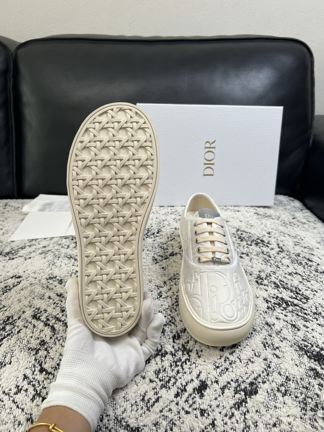 Dior 高品质  顶级工艺品 迪奥  专柜同步 原厂配置，意大利进口原版牛皮面料，透气舒适进口水染牛里垫，鞋底：原厂特