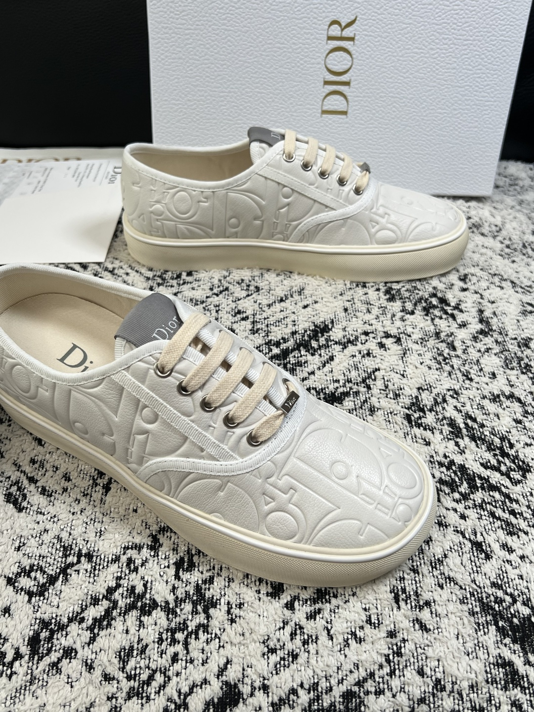 Dior 高品质  顶级工艺品 迪奥  专柜同步 原厂配置，意大利进口原版牛皮面料，透气舒适进口水染牛里垫，鞋底：原厂特