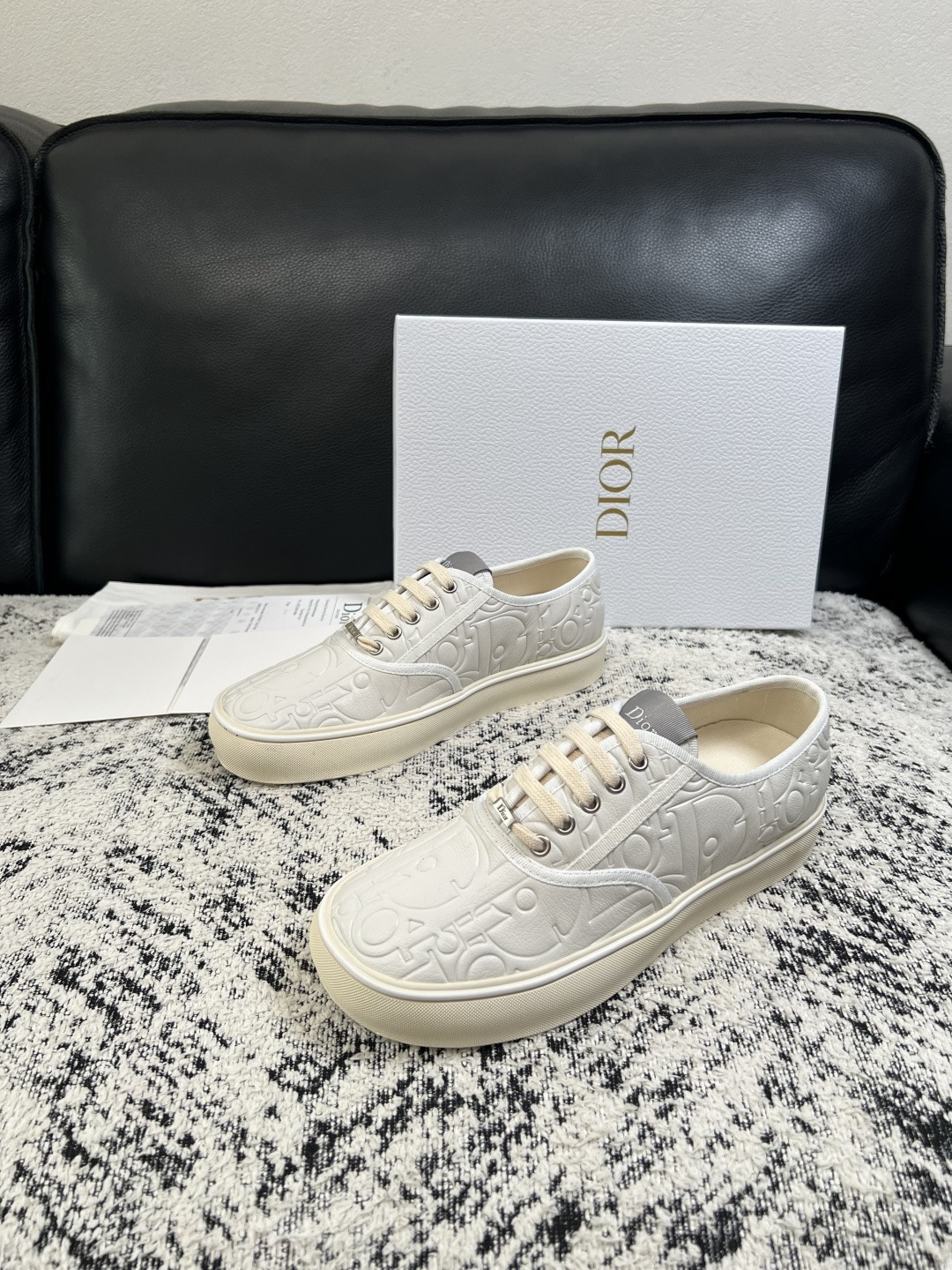 Dior 高品质  顶级工艺品 迪奥  专柜同步 原厂配置，意大利进口原版牛皮面料，透气舒适进口水染牛里垫，鞋底：原厂特