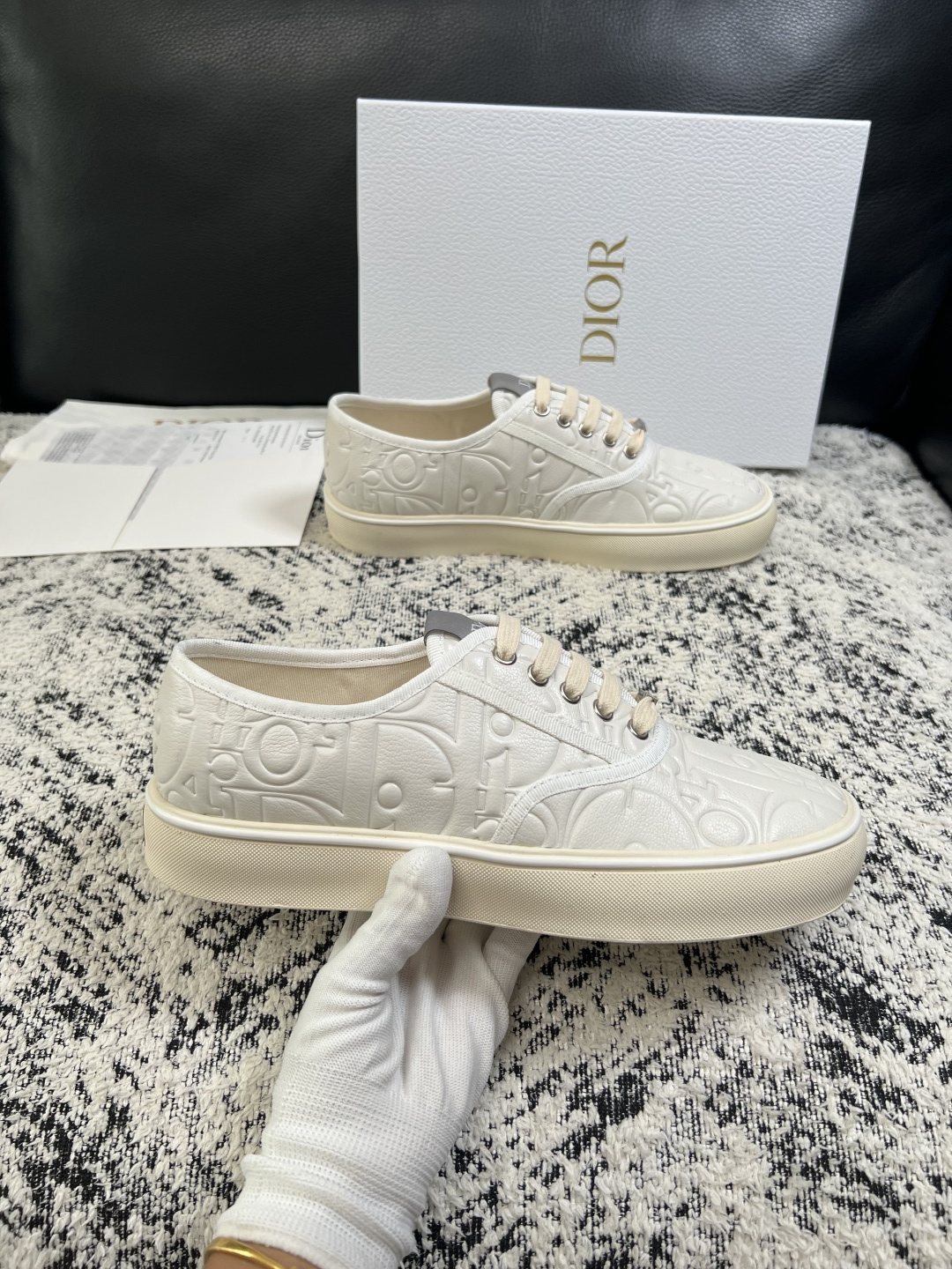 Dior 高品质  顶级工艺品 迪奥  专柜同步 原厂配置，意大利进口原版牛皮面料，透气舒适进口水染牛里垫，鞋底：原厂特
