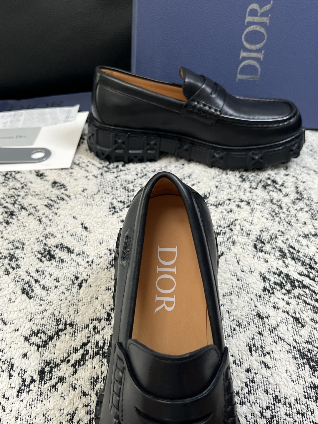 Dior  高品质 顶级工艺品 迪奥  专柜同步 原厂配置，意大利进口原版牛皮面料，透气舒适进口水染牛里垫，鞋底：原厂特