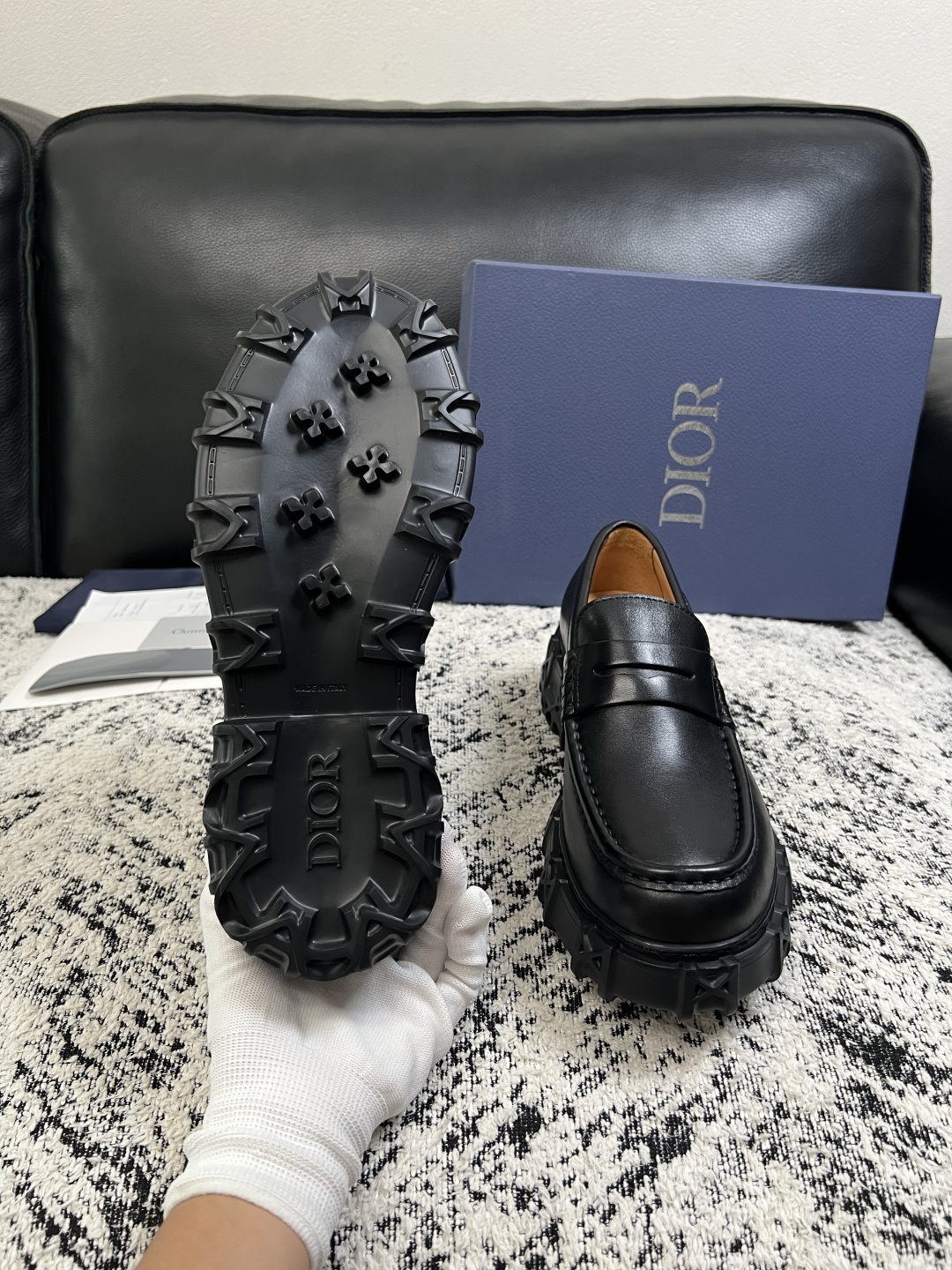 Dior  高品质 顶级工艺品 迪奥  专柜同步 原厂配置，意大利进口原版牛皮面料，透气舒适进口水染牛里垫，鞋底：原厂特