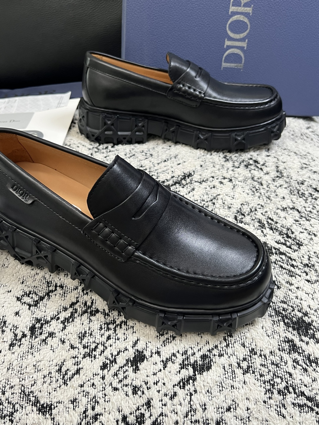 Dior  高品质 顶级工艺品 迪奥  专柜同步 原厂配置，意大利进口原版牛皮面料，透气舒适进口水染牛里垫，鞋底：原厂特