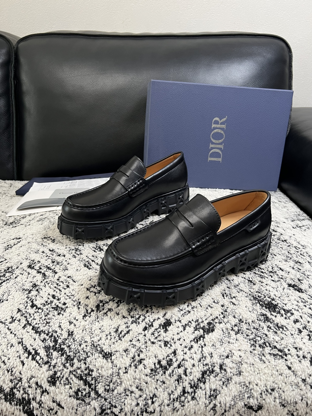 Dior  高品质 顶级工艺品 迪奥  专柜同步 原厂配置，意大利进口原版牛皮面料，透气舒适进口水染牛里垫，鞋底：原厂特