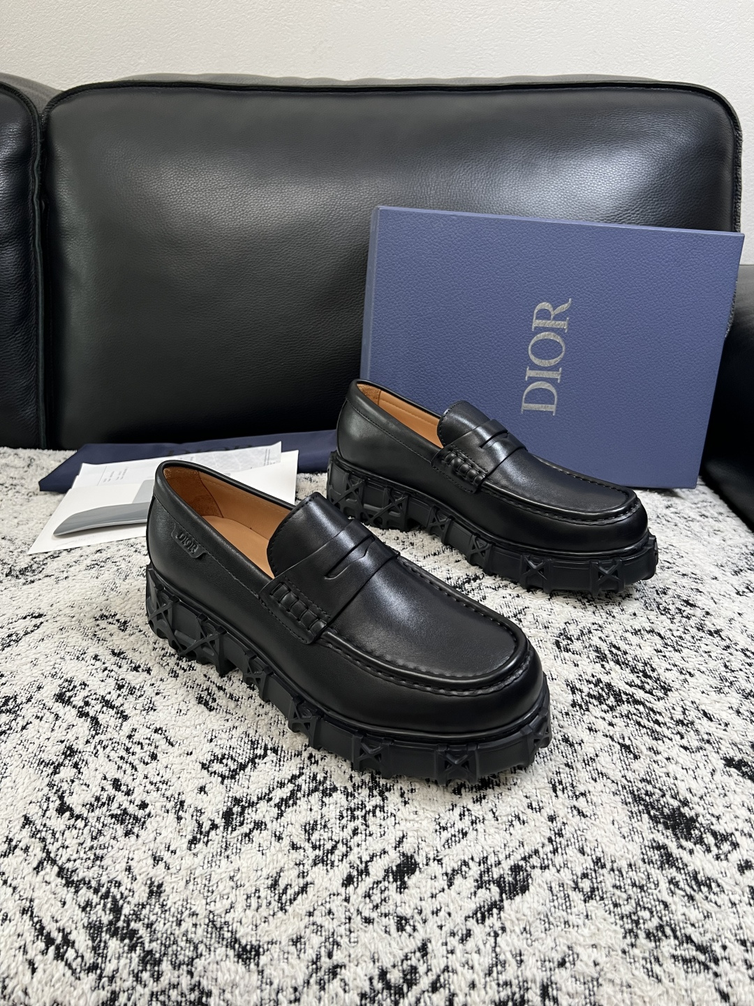 Dior  高品质 顶级工艺品 迪奥  专柜同步 原厂配置，意大利进口原版牛皮面料，透气舒适进口水染牛里垫，鞋底：原厂特