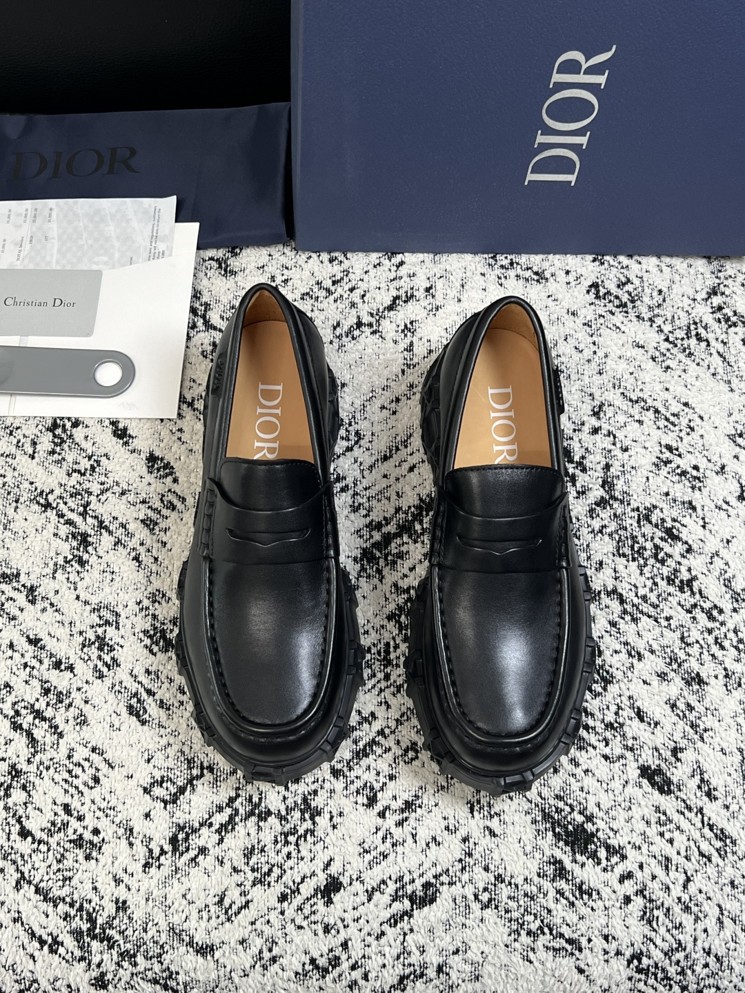 Dior  高品质 顶级工艺品 迪奥  专柜同步 原厂配置，意大利进口原版牛皮面料，透气舒适进口水染牛里垫，鞋底：原厂特