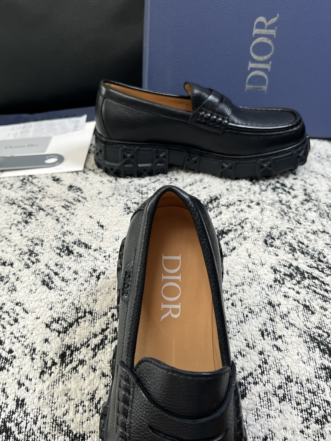 Dior  高品质 顶级工艺品 迪奥  专柜同步 原厂配置，意大利进口原版牛皮面料，透气舒适进口水染牛里垫，鞋底：原厂特