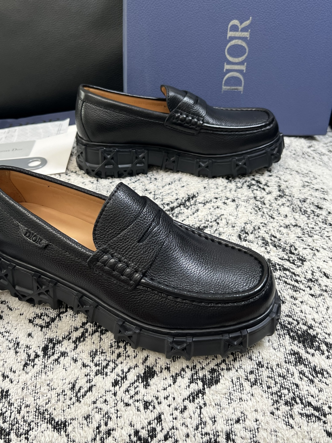 Dior  高品质 顶级工艺品 迪奥  专柜同步 原厂配置，意大利进口原版牛皮面料，透气舒适进口水染牛里垫，鞋底：原厂特