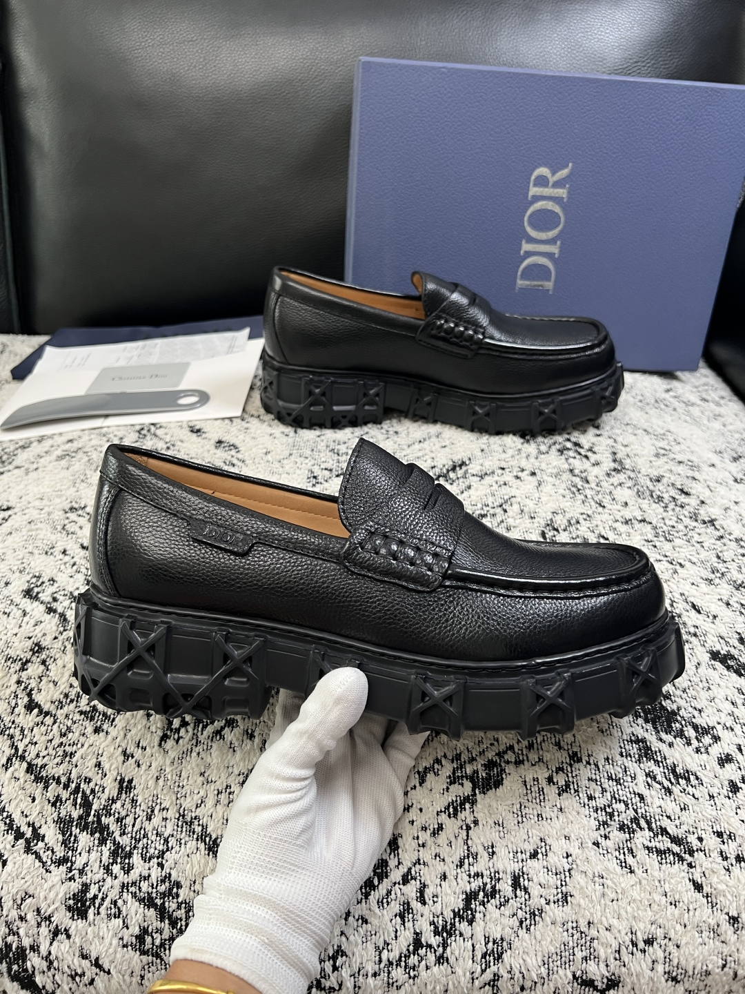 Dior  高品质 顶级工艺品 迪奥  专柜同步 原厂配置，意大利进口原版牛皮面料，透气舒适进口水染牛里垫，鞋底：原厂特