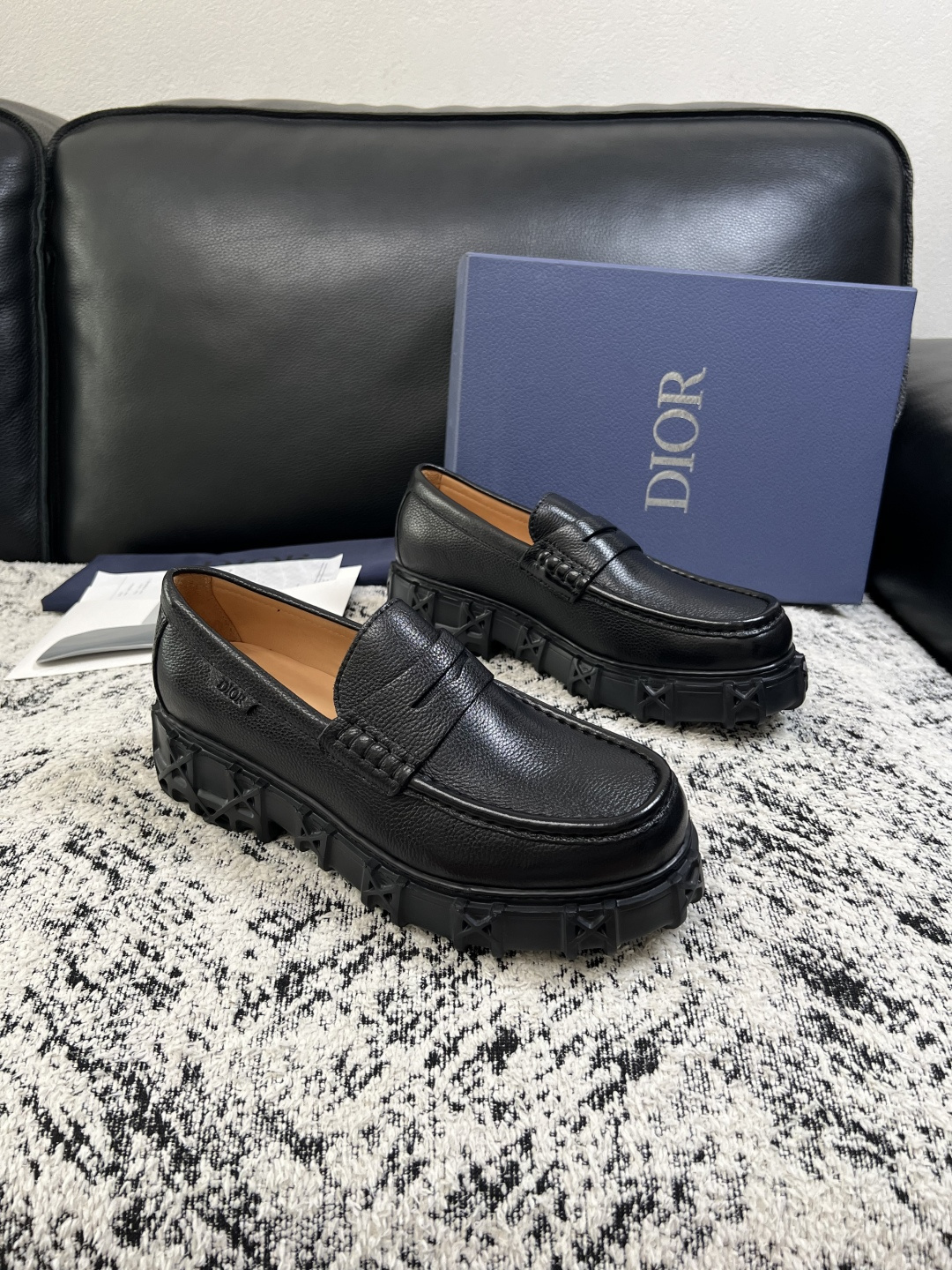Dior  高品质 顶级工艺品 迪奥  专柜同步 原厂配置，意大利进口原版牛皮面料，透气舒适进口水染牛里垫，鞋底：原厂特