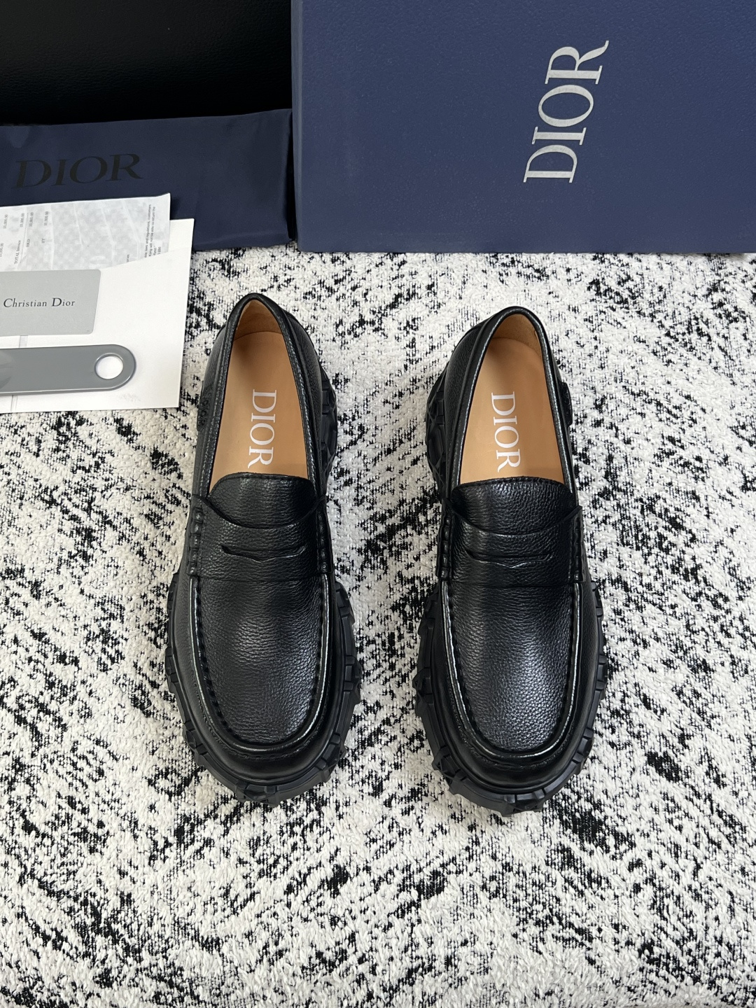 Dior  高品质 顶级工艺品 迪奥  专柜同步 原厂配置，意大利进口原版牛皮面料，透气舒适进口水染牛里垫，鞋底：原厂特