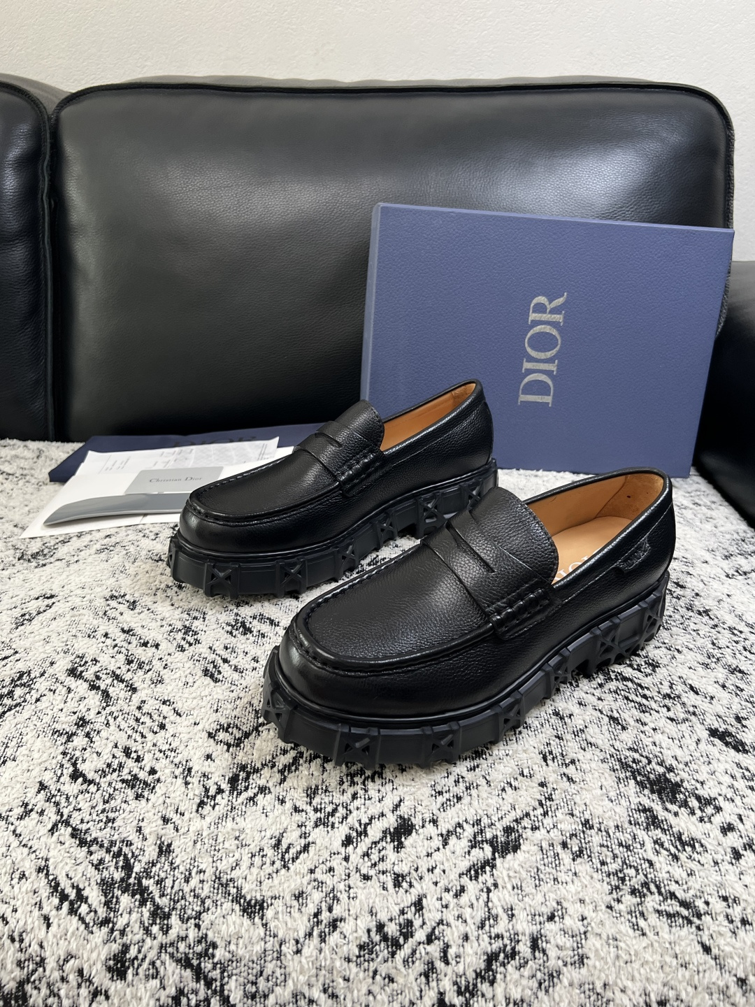 Dior  高品质 顶级工艺品 迪奥  专柜同步 原厂配置，意大利进口原版牛皮面料，透气舒适进口水染牛里垫，鞋底：原厂特