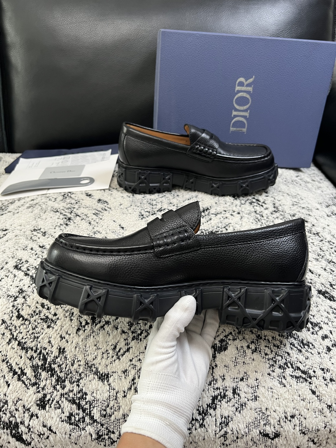 Dior  高品质 顶级工艺品 迪奥  专柜同步 原厂配置，意大利进口原版牛皮面料，透气舒适进口水染牛里垫，鞋底：原厂特