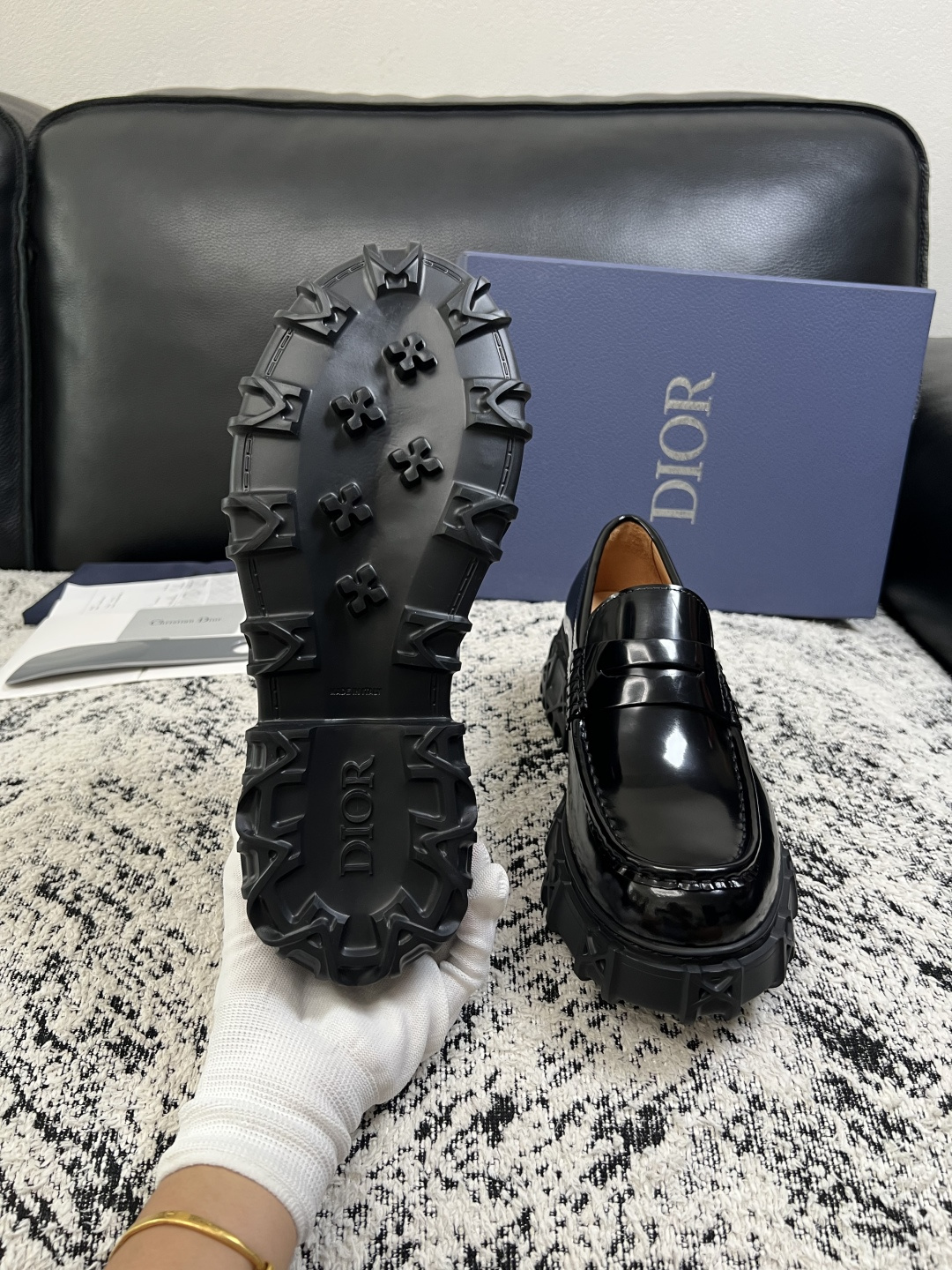 Dior  高品质 顶级工艺品 迪奥  专柜同步 原厂配置，意大利进口原版牛皮面料，透气舒适进口水染牛里垫，鞋底：原厂特