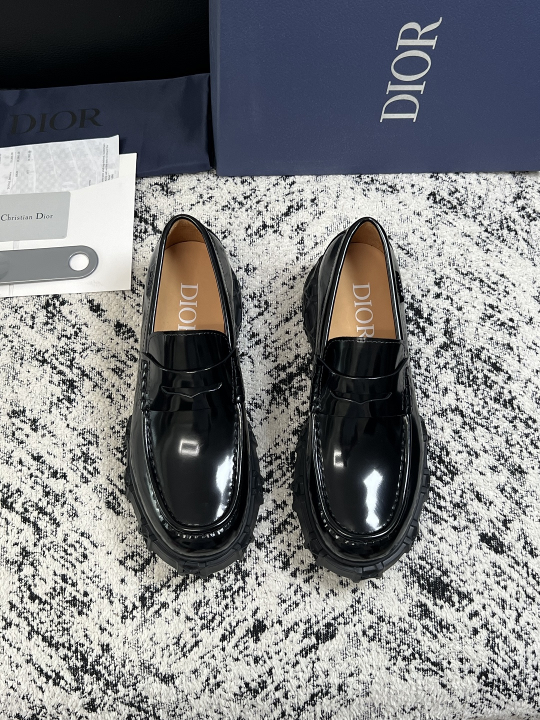 Dior  高品质 顶级工艺品 迪奥  专柜同步 原厂配置，意大利进口原版牛皮面料，透气舒适进口水染牛里垫，鞋底：原厂特