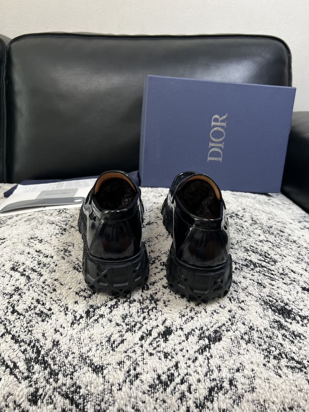 Dior  高品质 顶级工艺品 迪奥  专柜同步 原厂配置，意大利进口原版牛皮面料，透气舒适进口水染牛里垫，鞋底：原厂特