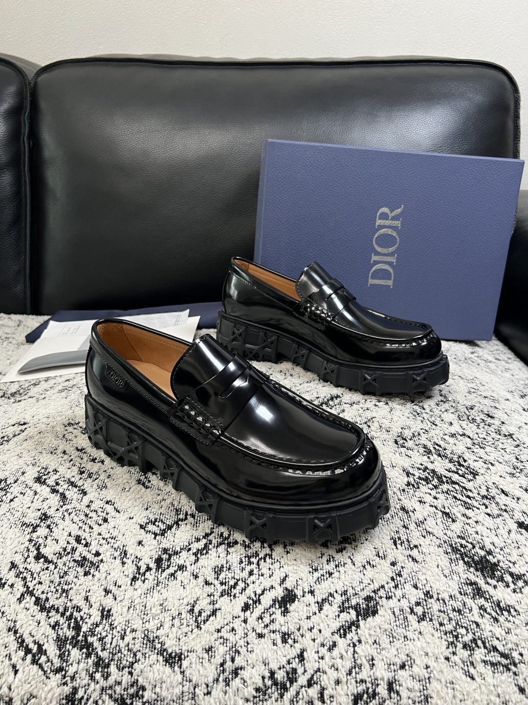 Dior  高品质 顶级工艺品 迪奥  专柜同步 原厂配置，意大利进口原版牛皮面料，透气舒适进口水染牛里垫，鞋底：原厂特
