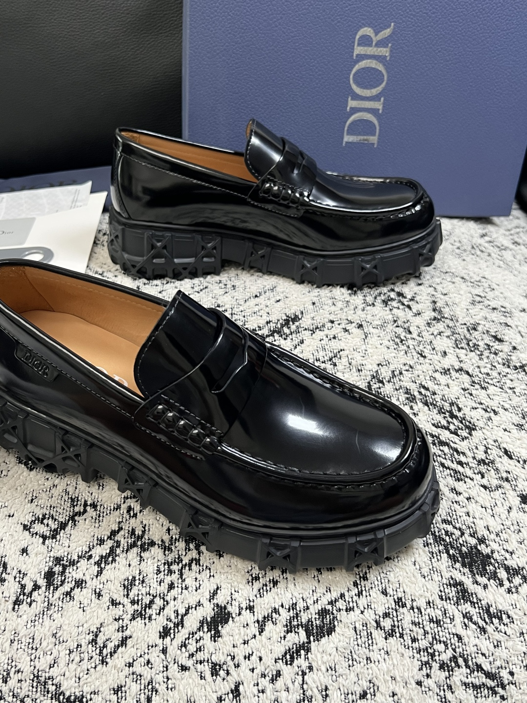 Dior  高品质 顶级工艺品 迪奥  专柜同步 原厂配置，意大利进口原版牛皮面料，透气舒适进口水染牛里垫，鞋底：原厂特