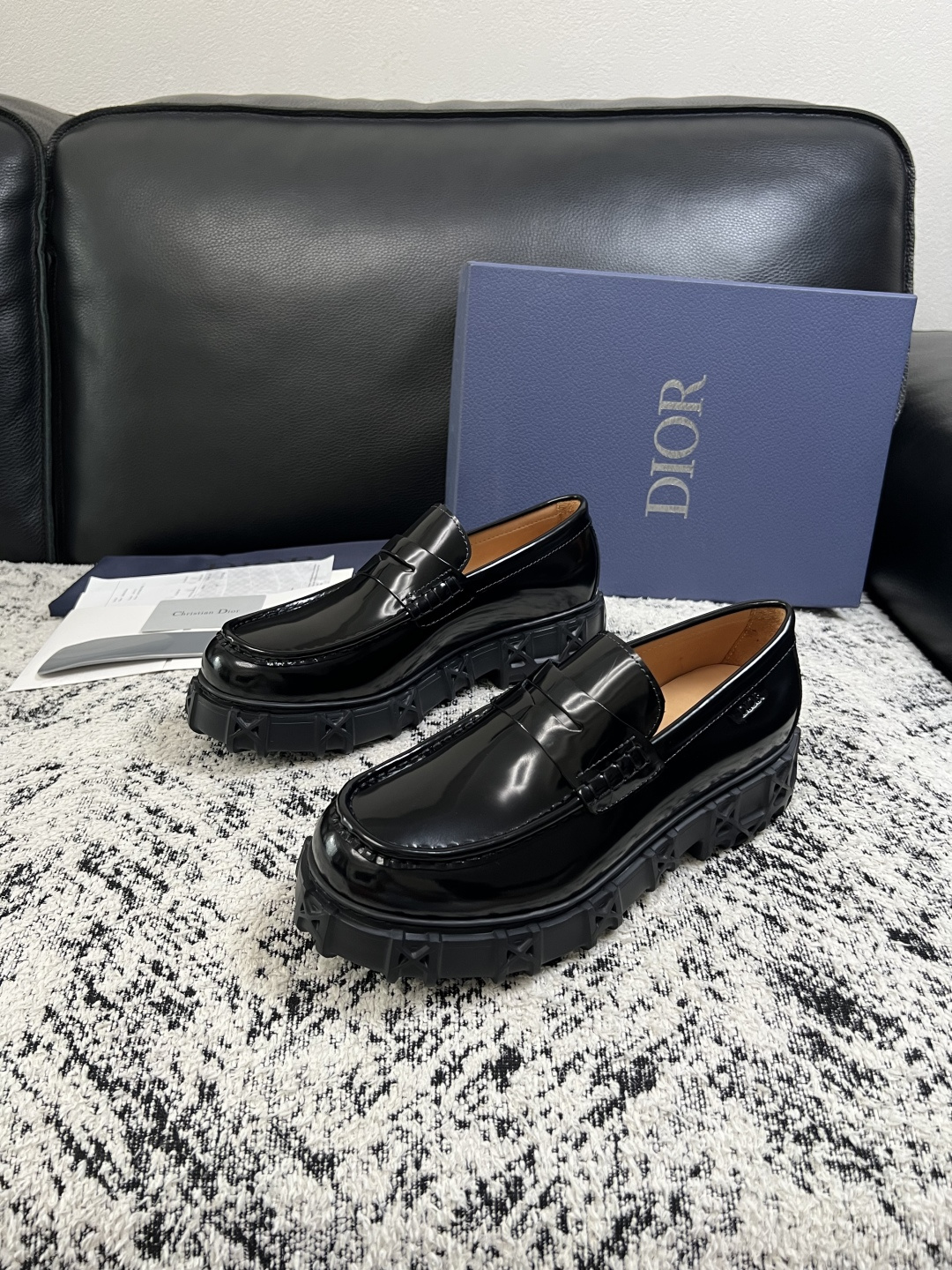 Dior  高品质 顶级工艺品 迪奥  专柜同步 原厂配置，意大利进口原版牛皮面料，透气舒适进口水染牛里垫，鞋底：原厂特