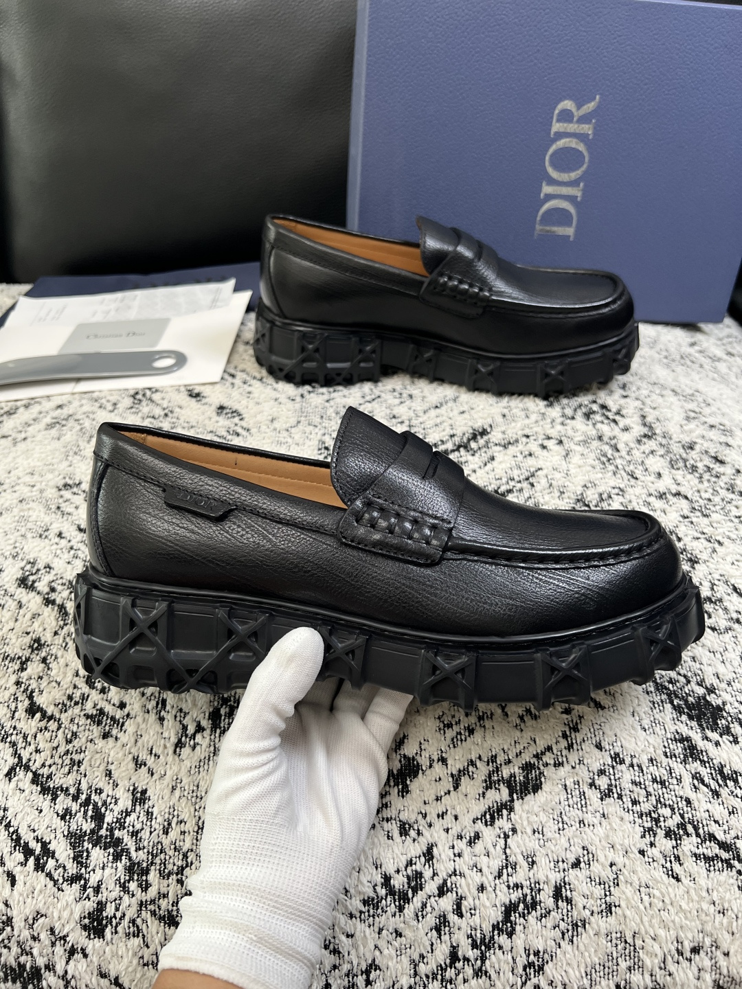 Dior  高品质 顶级工艺品 迪奥  专柜同步 原厂配置，意大利进口原版牛皮面料，透气舒适进口水染牛里垫，鞋底：原厂特