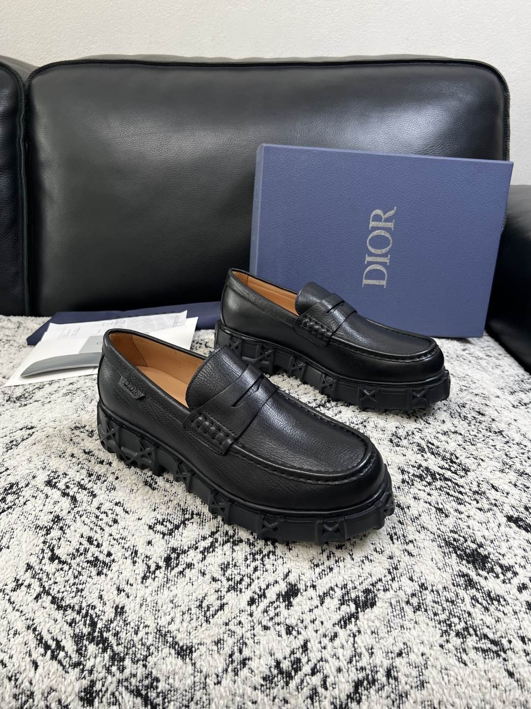 Dior  高品质 顶级工艺品 迪奥  专柜同步 原厂配置，意大利进口原版牛皮面料，透气舒适进口水染牛里垫，鞋底：原厂特