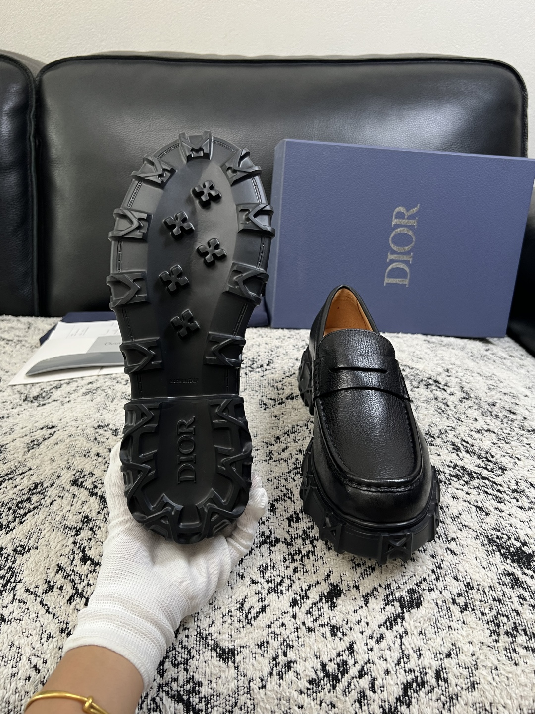 Dior  高品质 顶级工艺品 迪奥  专柜同步 原厂配置，意大利进口原版牛皮面料，透气舒适进口水染牛里垫，鞋底：原厂特