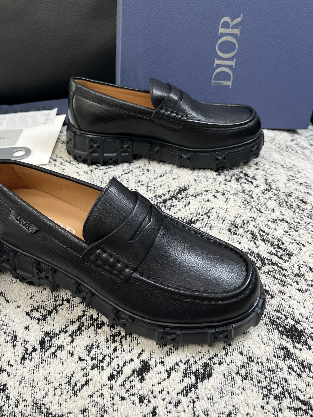 Dior  高品质 顶级工艺品 迪奥  专柜同步 原厂配置，意大利进口原版牛皮面料，透气舒适进口水染牛里垫，鞋底：原厂特