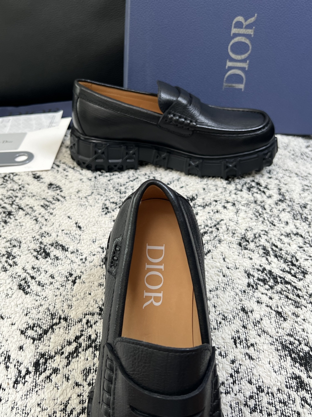 Dior  高品质 顶级工艺品 迪奥  专柜同步 原厂配置，意大利进口原版牛皮面料，透气舒适进口水染牛里垫，鞋底：原厂特