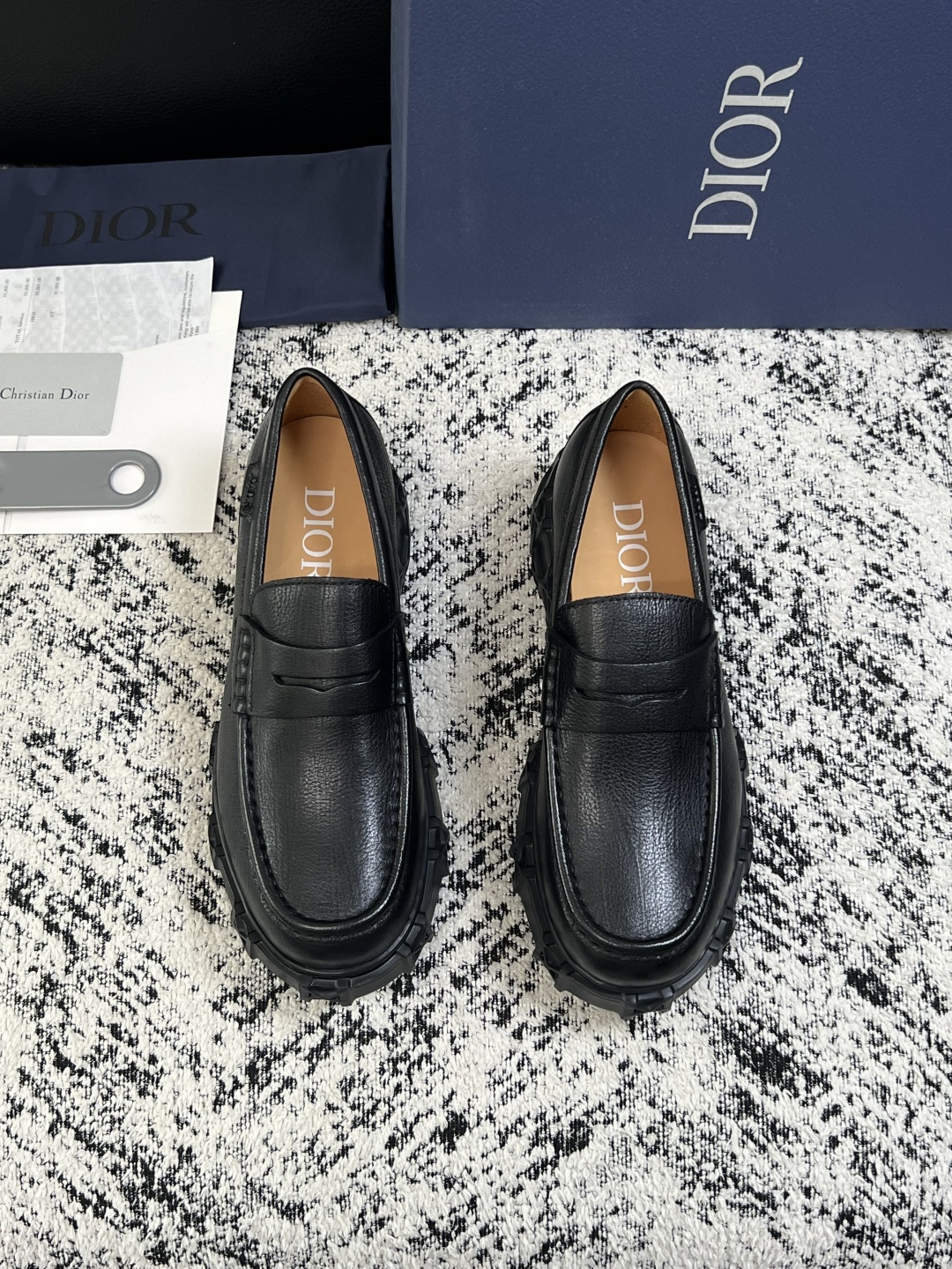 Dior  高品质 顶级工艺品 迪奥  专柜同步 原厂配置，意大利进口原版牛皮面料，透气舒适进口水染牛里垫，鞋底：原厂特