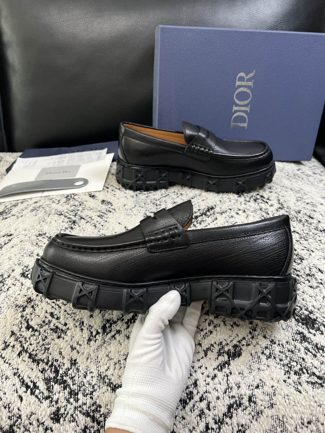Dior  高品质 顶级工艺品 迪奥  专柜同步 原厂配置，意大利进口原版牛皮面料，透气舒适进口水染牛里垫，鞋底：原厂特