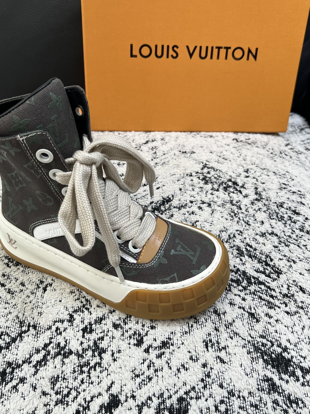 Lv  高品质  顶级工艺品  路易威登，运动板鞋专柜同步，鞋面意大利进口，高品质拼接缤纷色彩复杂工艺品，进口网布里垫柔
