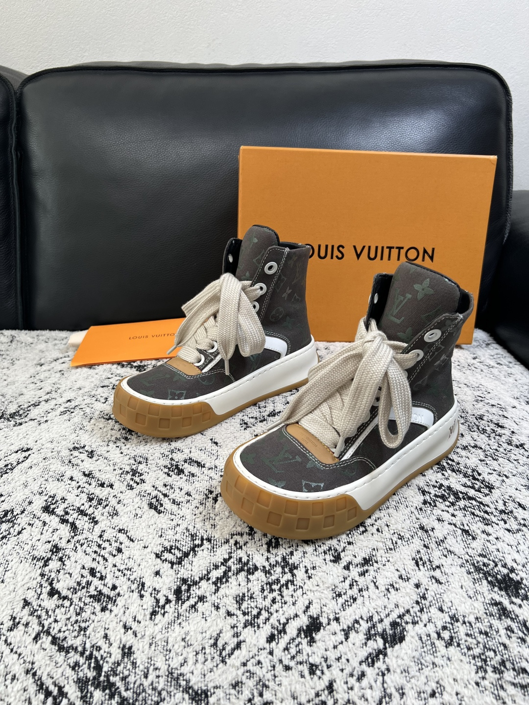 Lv  高品质  顶级工艺品  路易威登，运动板鞋专柜同步，鞋面意大利进口，高品质拼接缤纷色彩复杂工艺品，进口网布里垫柔