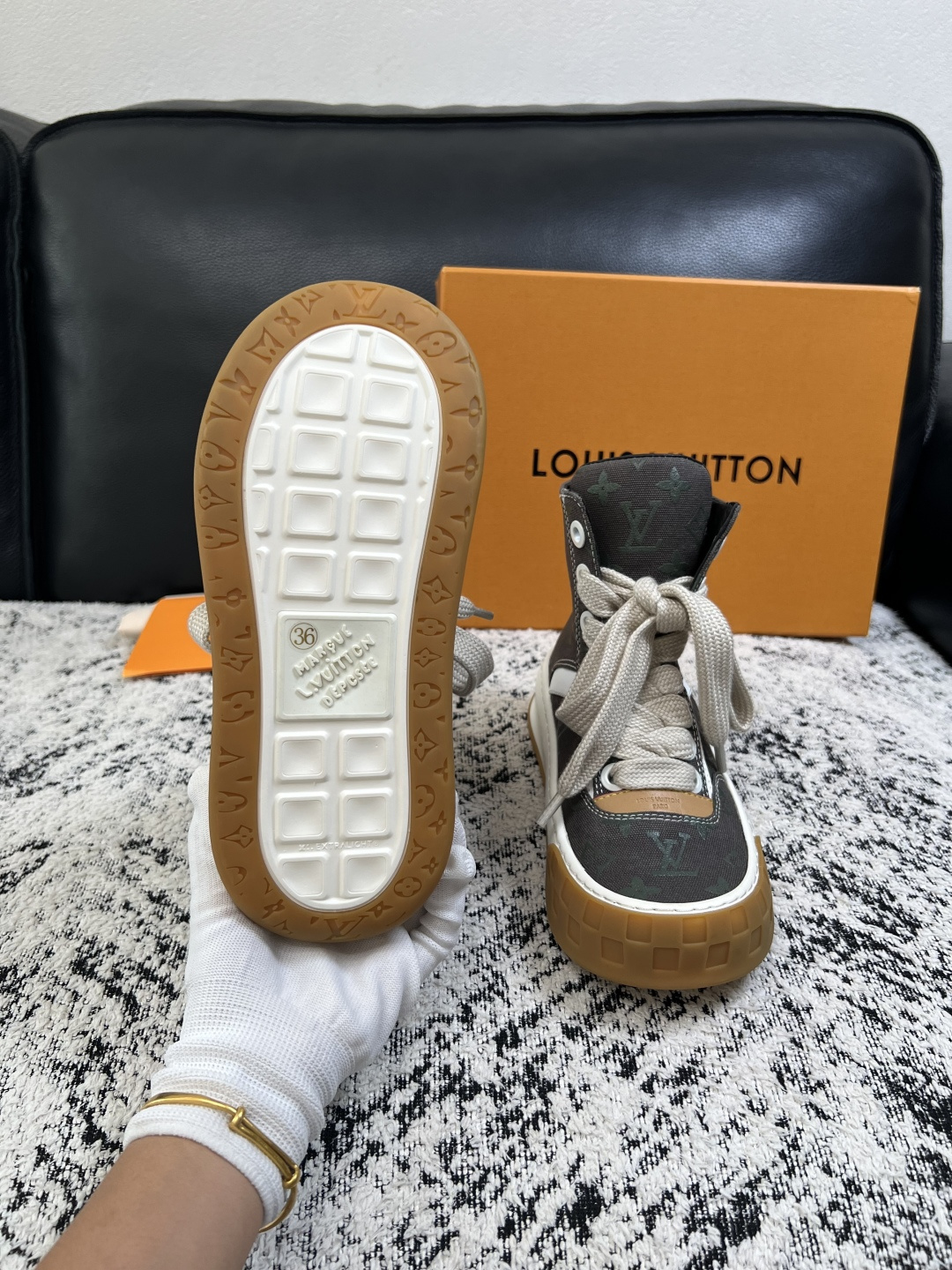 Lv  高品质  顶级工艺品  路易威登，运动板鞋专柜同步，鞋面意大利进口，高品质拼接缤纷色彩复杂工艺品，进口网布里垫柔