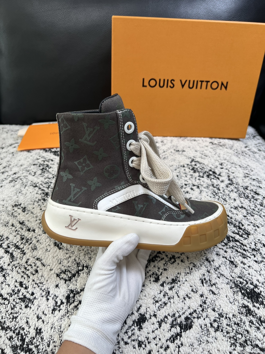 Lv  高品质  顶级工艺品  路易威登，运动板鞋专柜同步，鞋面意大利进口，高品质拼接缤纷色彩复杂工艺品，进口网布里垫柔