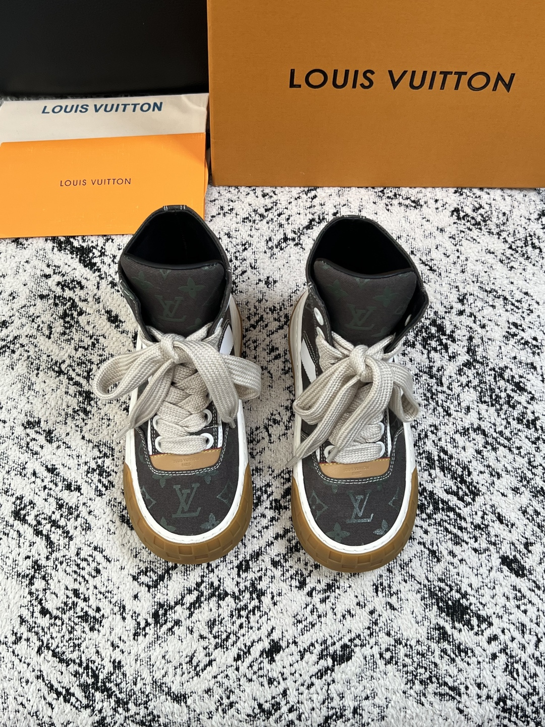 Lv  高品质  顶级工艺品  路易威登，运动板鞋专柜同步，鞋面意大利进口，高品质拼接缤纷色彩复杂工艺品，进口网布里垫柔